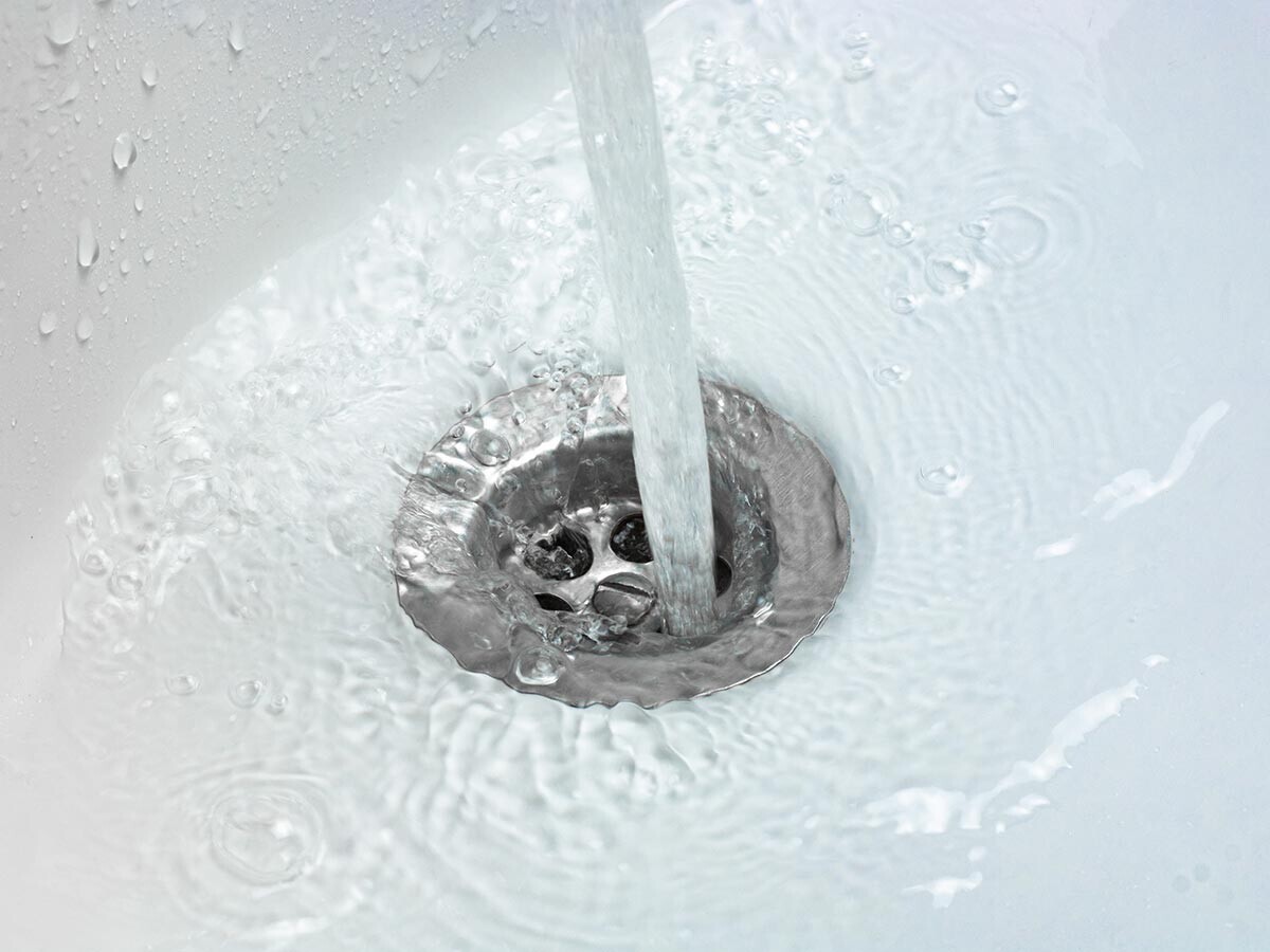 Kostik ile Lavabo Açma: Tıkanıklıklar için Pratik ve Etkili Bir Çözüm
